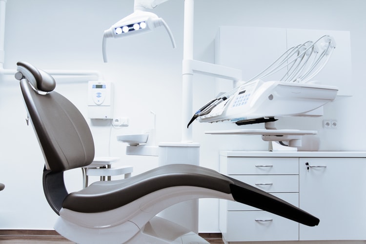 Consulta del dentista y material odontológico